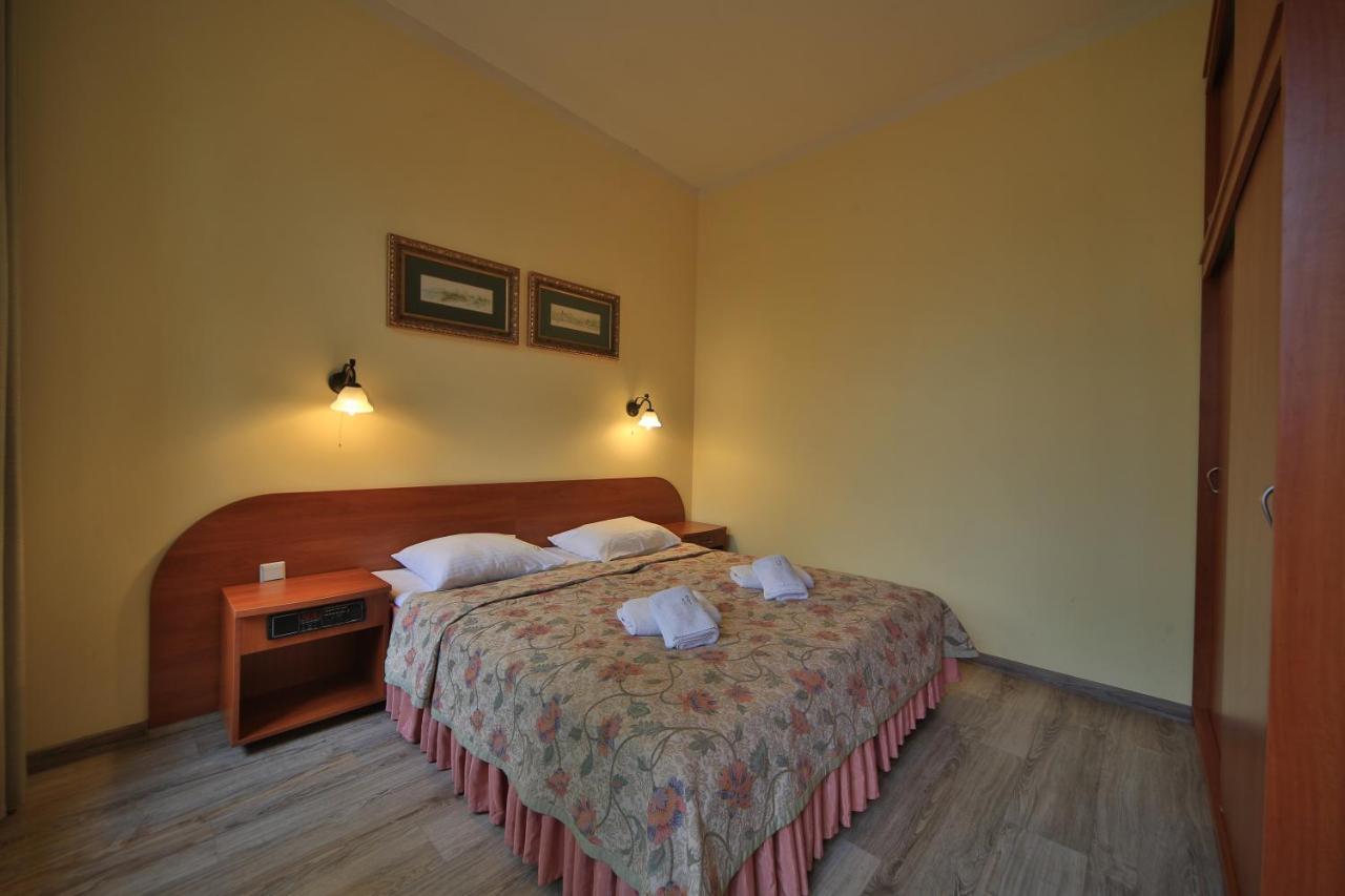 Alexandra Bed and breakfast 3*